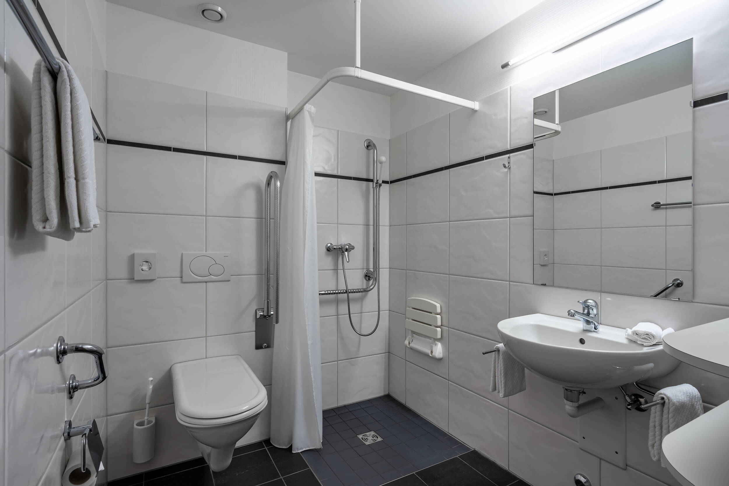 Zoom: Bad Doppelzimmer Classic im Hotelteil Siesta