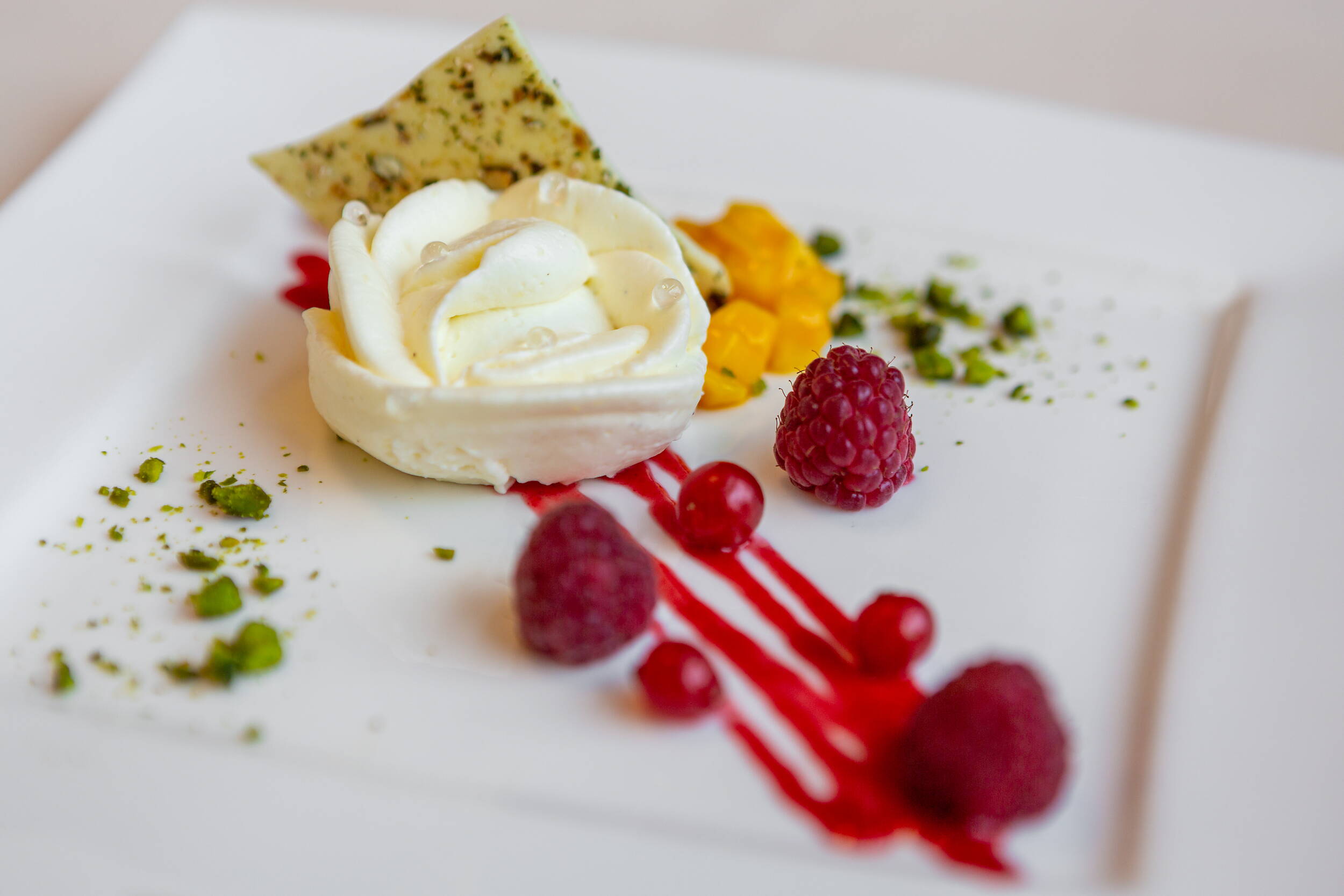 Dessert, Patisserie mit Glace und Himbeeren