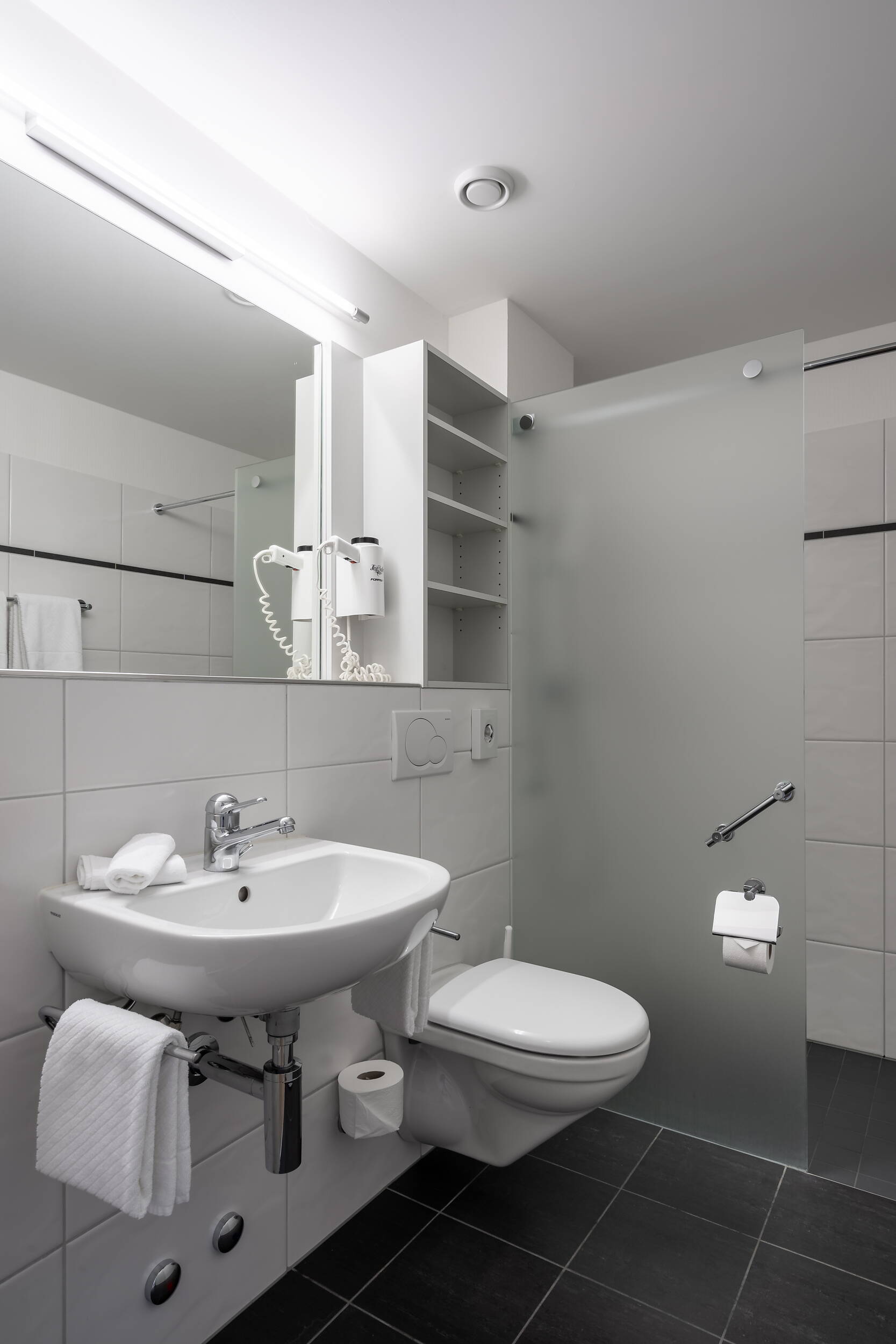 Zoom: Bad Doppelzimmer Classic im Hotelteil Siesta