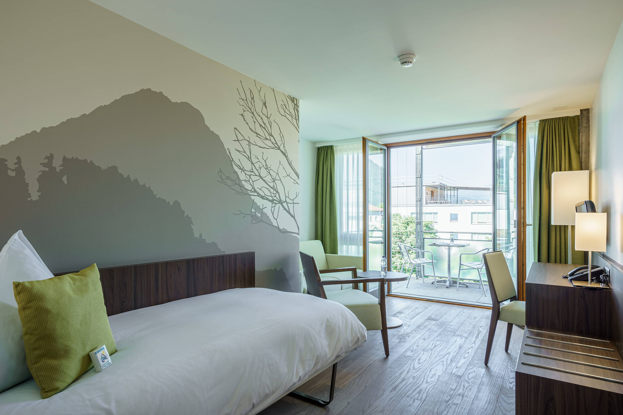 Zoom: Einzelbett und Sitzecke in der Familiensuite