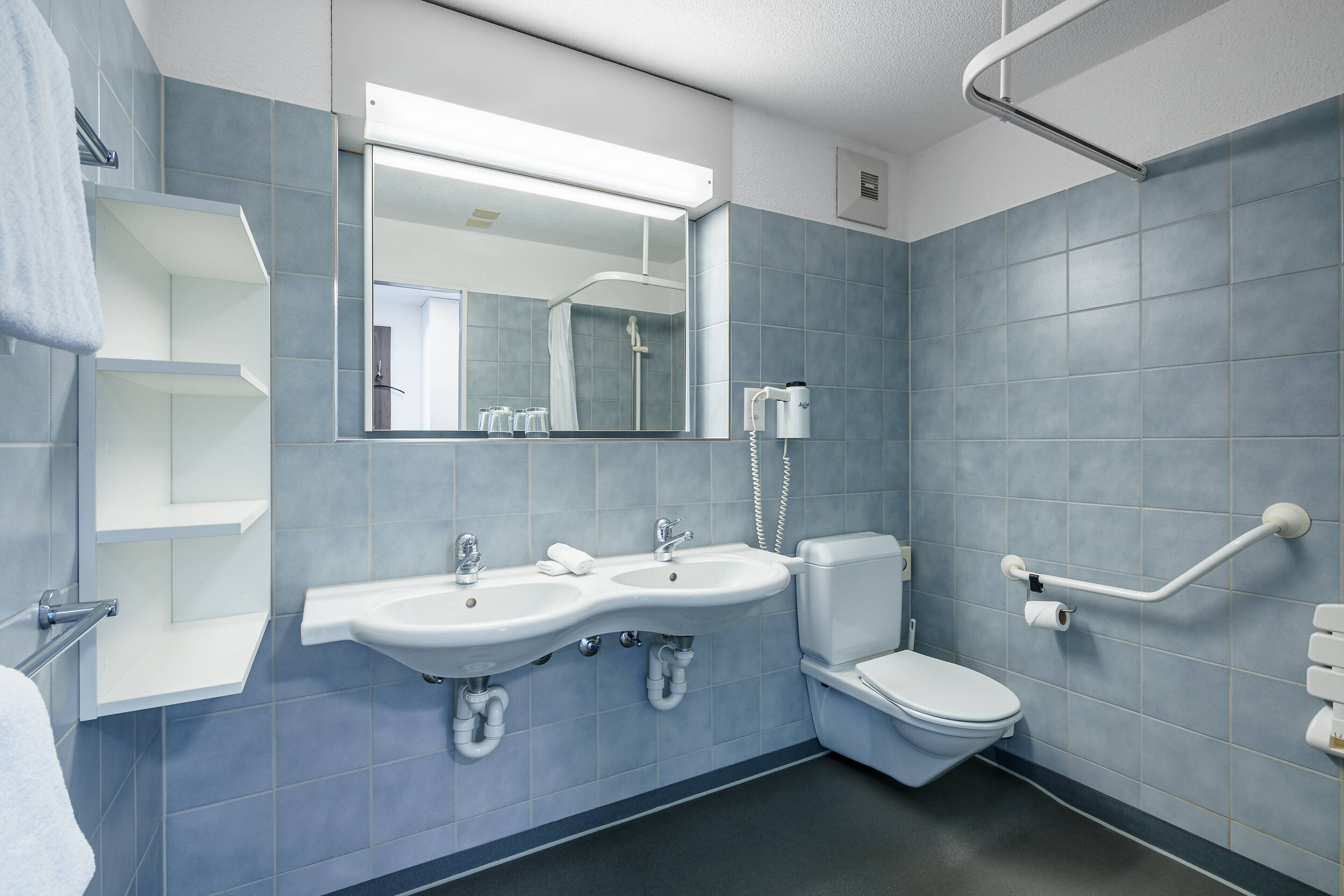 Zoom: Bad in der Familiensuite