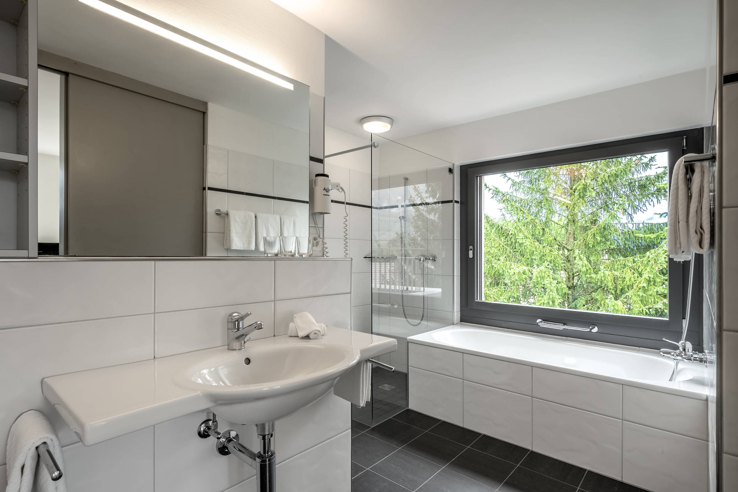 Zoom: Bad der Juniorsuite Attika