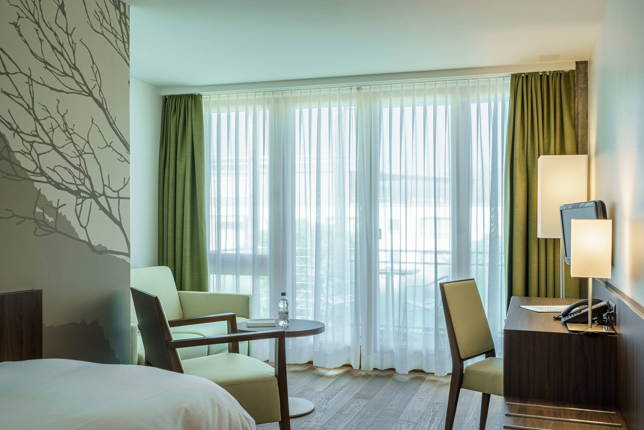 Zoom: Einzelbett und Sitzecke in der Familiensuite