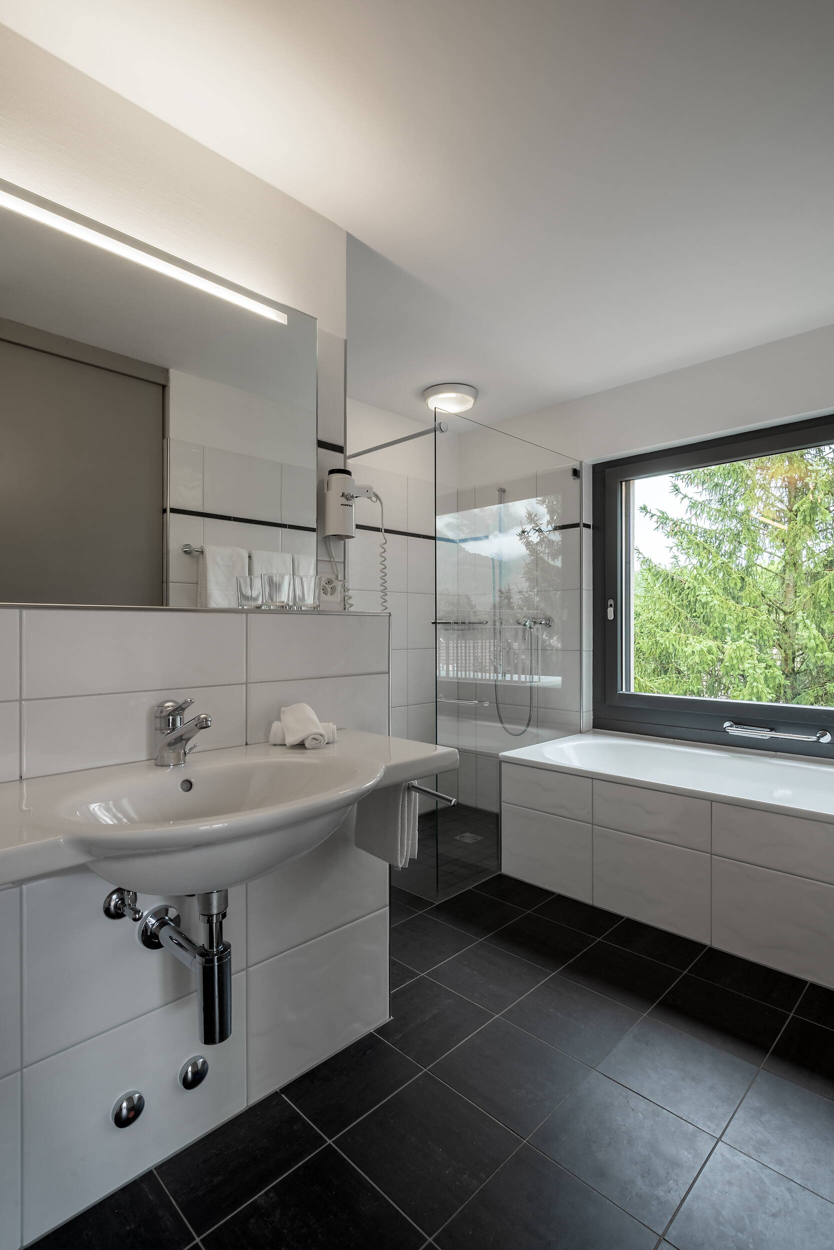 Zoom: Bad der Juniorsuite Attika